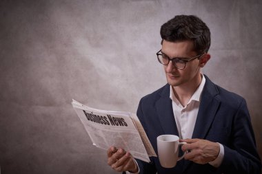 Gazeteli iş adamı, sabah haberleri, sahte haberler, iş haberleri, son dakika haberleri, gazete okuma, iş adamı. 
