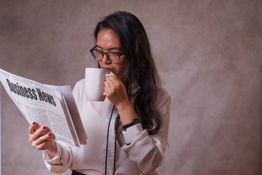 Kadınlar kahve içer ve gazete okurlar, sahte haberler, iş haberleri, borsa haberleri