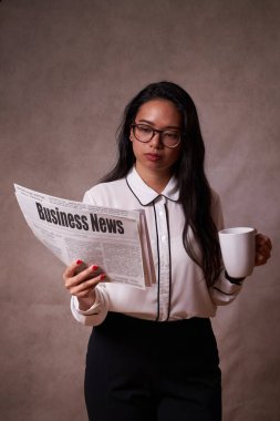 Kadınlar kahve içer ve gazete okurlar, sahte haberler, iş haberleri, borsa haberleri
