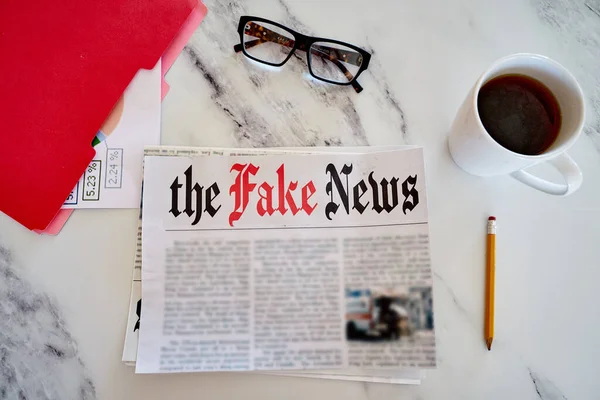 テーブルの上の偽のニュース新聞偽の毎日のニュース朝のコーヒー政治的な嘘 — ストック写真