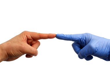 Tıbbi eldiven takmış bir el ve bir hastanın eli birbirine dokunuyor beyaz bir arka planda işaret parmaklarıyla, izole bir şekilde. Hayat kurtarma kavramı