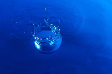 Soyut tonlu mavi arkaplan, su sıçramaları, duvar kağıdı boş, metin veya harfler için alt tabaka, dizayn için şablon