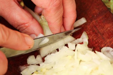 Soğanı küçük parçalara ayırma işlemi.
