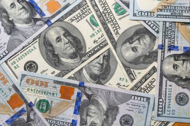 Amerikan doları rastgele masaya saçıldı, yakın plan, arka plan