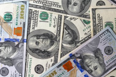 Amerikan doları rastgele masaya saçıldı, yakın plan, arka plan