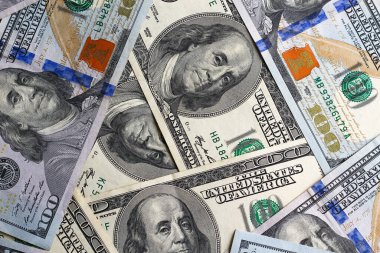 Amerikan doları rastgele masaya saçıldı, yakın plan, arka plan