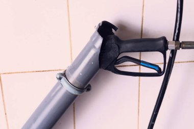 Bir garajda, kanalizasyon borusundaki geçici bir teneke kutuda, oto yıkamada silah var.