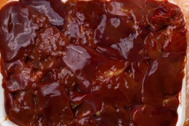 Çiğ tavuk ciğeri yakın plan, yemek tarifi.