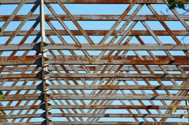 İnşaat döneminde gelecekteki binanın metal iskeleti, arkaplan
