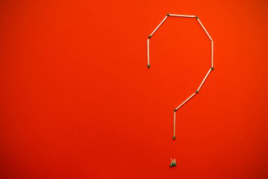 Turuncu arkaplandaki kibritlerden oluşan soru işareti, vignetting efektli, metin veya yazıtlar için yeri olan soyut arkaplan