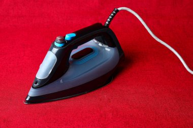 Yazı veya metin için kopyalama alanı olan kırmızı arkaplan üzerindeki demir.