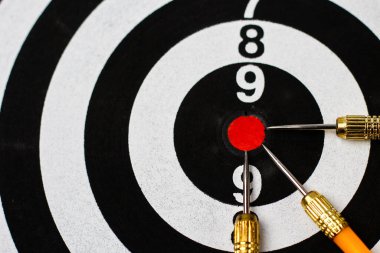 Hedef Dartlar. Kırmızı merkez, bir düzine. Başarı ve başarı planları metaforu, arka plan
