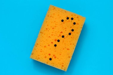 Bulaşık yıkamak için sünger iğnelerinin yaptığı soyut soru işareti. Bulaşıkları kimin yıkayacağına karar ver.?