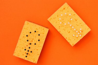 Bulaşık yıkamak için iğnelerle yapılan kadın ve erkeğin soyut işaretleri, ailede eşitlik kavramı ve ortak yaşam kavramı..