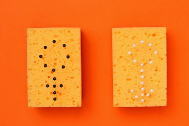 Bulaşık yıkamak için iğnelerle yapılan kadın ve erkeğin soyut işaretleri, ailede eşitlik kavramı ve ortak yaşam kavramı..