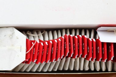 Bir paket çay, bir sürü çanta, arka plan.