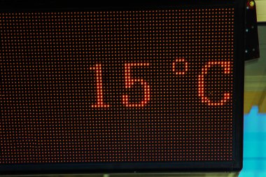 Celsius dereceli skor tablosu, 15 santigrat derece olduğunu gösteriyor.