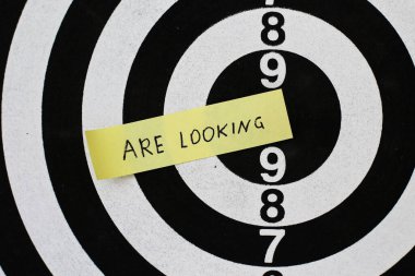 Yapıştırma: Atış için hedefin merkezine bakılıyor.