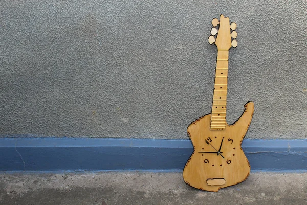 Dekorativní Dřevěná Kytara Tvaru Hodin Abstraktní Tónované Pozadí — Stock fotografie