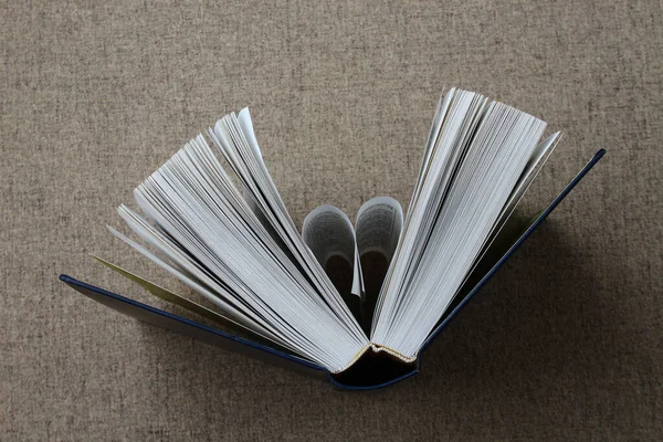 Yatağın Üzerinde Açık Bir Kitap Yatıyor Sayfalar Bir Kalp Oluşturuyor — Stok fotoğraf