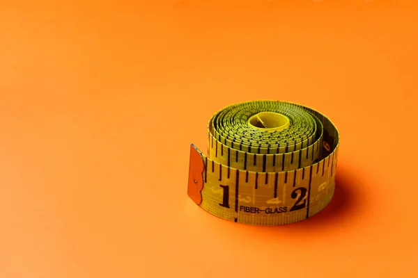 Inch Centimeter Tape Een Trendy Reclame Oranje Achtergrond Met Kopieerruimte — Stockfoto