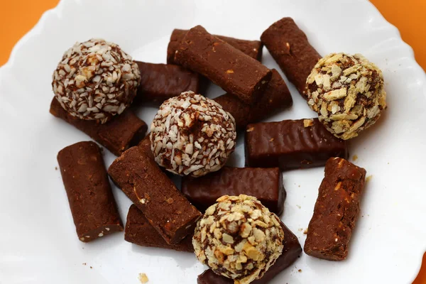Schokoladenbonbons Auf Orangefarbenem Hintergrund Dessert — Stockfoto