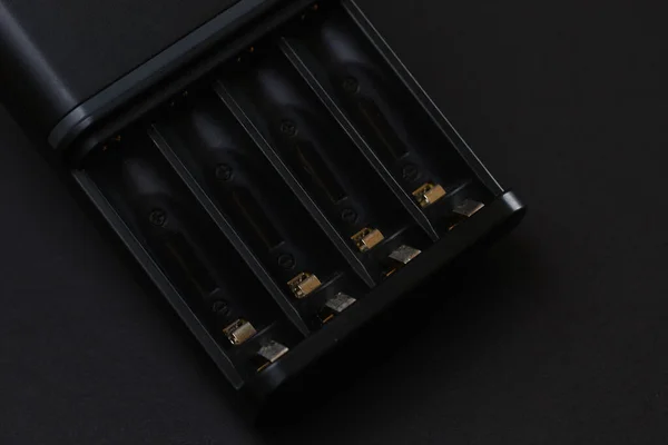 Chargement Pour Batteries Sur Fond Noir Mode Discret — Photo