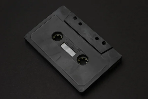 黑色背景下的黑色盒式磁带特写 — 图库照片