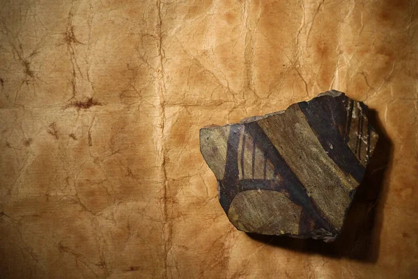 Penemuan Arkeologi Sebuah Fragmen Tembikar Kuno Latar Belakang Kertas Tua — Stok Foto