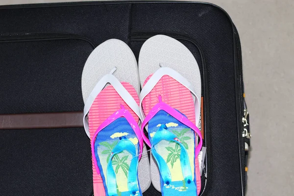 Három Pár Papucs Fekszik Egy Bőröndön Férfiaké Nőké Gyerekeké Nyaralási — Stock Fotó
