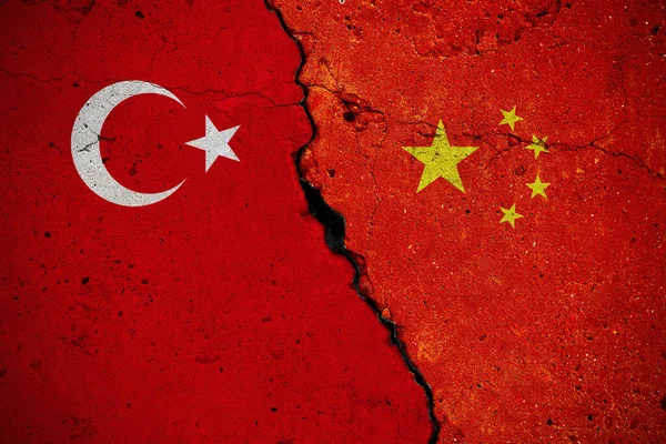 Betonowa Płyta Dużymi Pęknięciami Flagami Turcji Chin Abstrakcyjna Koncepcja Zerwania — Zdjęcie stockowe