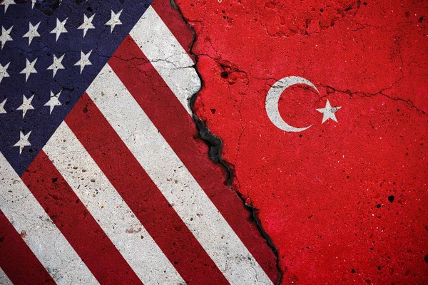 Betonowa Płyta Dużymi Pęknięciami Flagami Usa Turcji Abstrakcyjna Koncepcja Rozstania — Zdjęcie stockowe