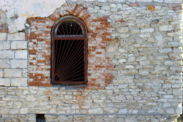 Fenster Mit Gittern Einem Alten Gebäude Wilde Steinmauer Hintergrund — Stockfoto