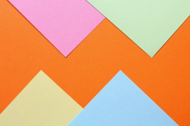 Yazı veya metin için kopyalama alanı olan turuncu bir arkaplanda çok renkli etiketler.