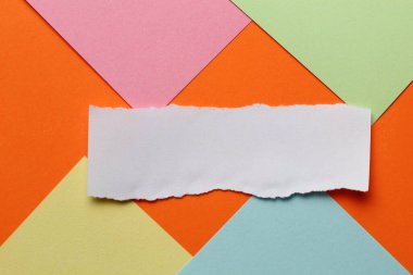 Yırtık kağıt metin veya etiket için bir kopyalanmış boşluk çerçevesi oluşturur.