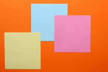 Yazı veya metin için kopyalama alanı olan turuncu bir arkaplanda çok renkli etiketler.