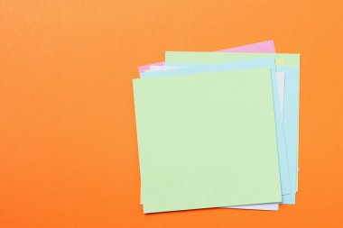 Yazı veya metin için kopyalama alanı olan turuncu bir arkaplanda çok renkli etiketler.