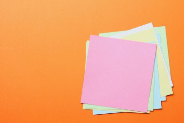 Yazı veya metin için kopyalama alanı olan turuncu bir arkaplanda çok renkli etiketler.