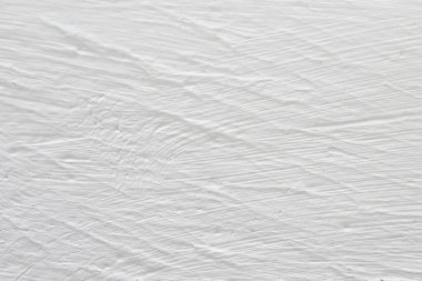 Duvardaki fırçadan lekeli beyaz boya dokusu, arka plan.