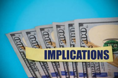 Üzerinde yazı veya metin olan etiket: Dolar arkaplanındaki 