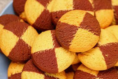 Bir tabakta iki renkli kurabiye yakın plan, arka plan