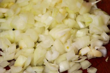Sade bir atmosferde pişirmek için doğranmış soğan.