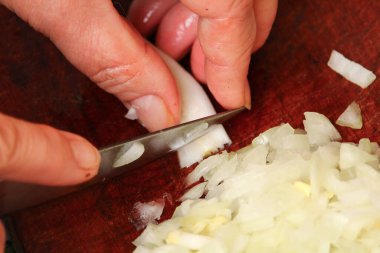 Soğanı küçük parçalara ayırma işlemi.