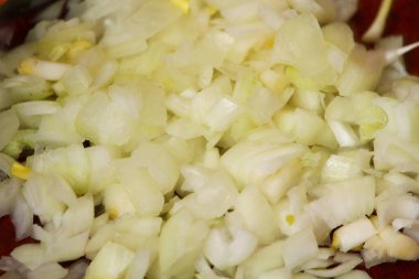 Sade bir atmosferde pişirmek için doğranmış soğan.