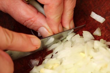 Soğanı küçük parçalara ayırma işlemi.