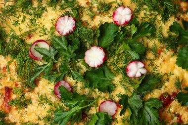 Peynirli ve otlu geleneksel İtalyan yemeği lazanyası yakın plan, arka plan