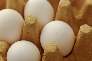 Karton bir kutuda çiftlik yumurtaları, arka plan