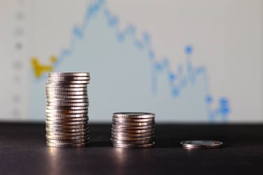 Düşen bir grafiğin bulanık arkaplanındaki paralar, kriz eğilimi