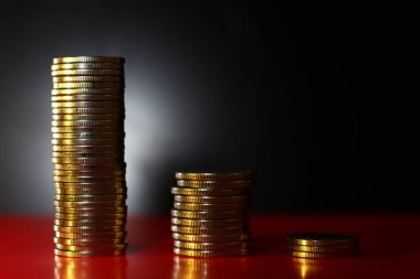 Düşen bir grafiğin bulanık arkaplanındaki paralar, kriz eğilimi