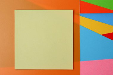 Parlak ve renkli arkaplanda metin için yeri olan etiket, kopyalama alanı olan tasarım için boş